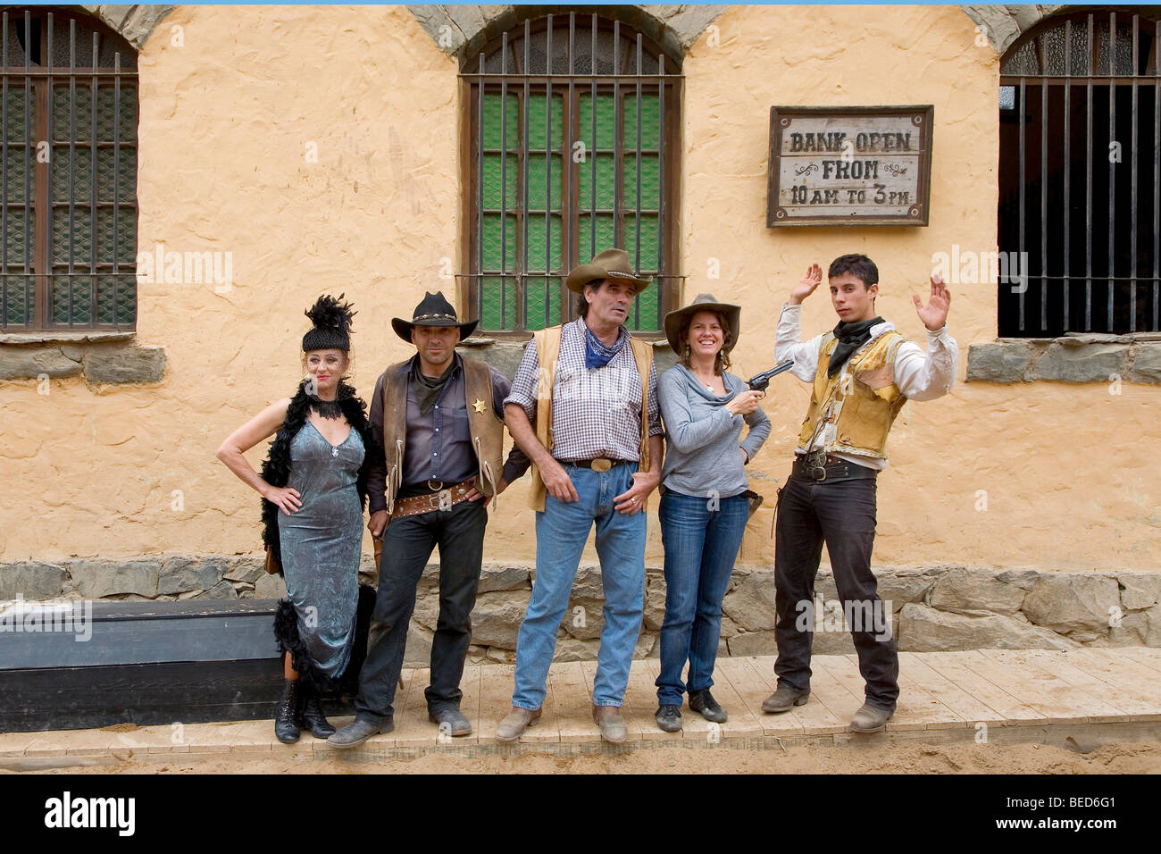L'autore Monica Gumm tra i banditi, wild west-sensazione nella città di Sioux, Playa del Ingles, San Agustin, Gran Canarie, Canarie Isla Foto Stock