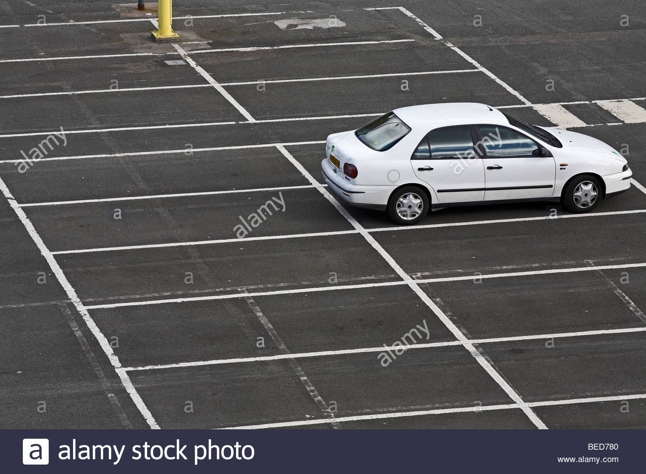 Singola bianco auto in parcheggio Foto Stock