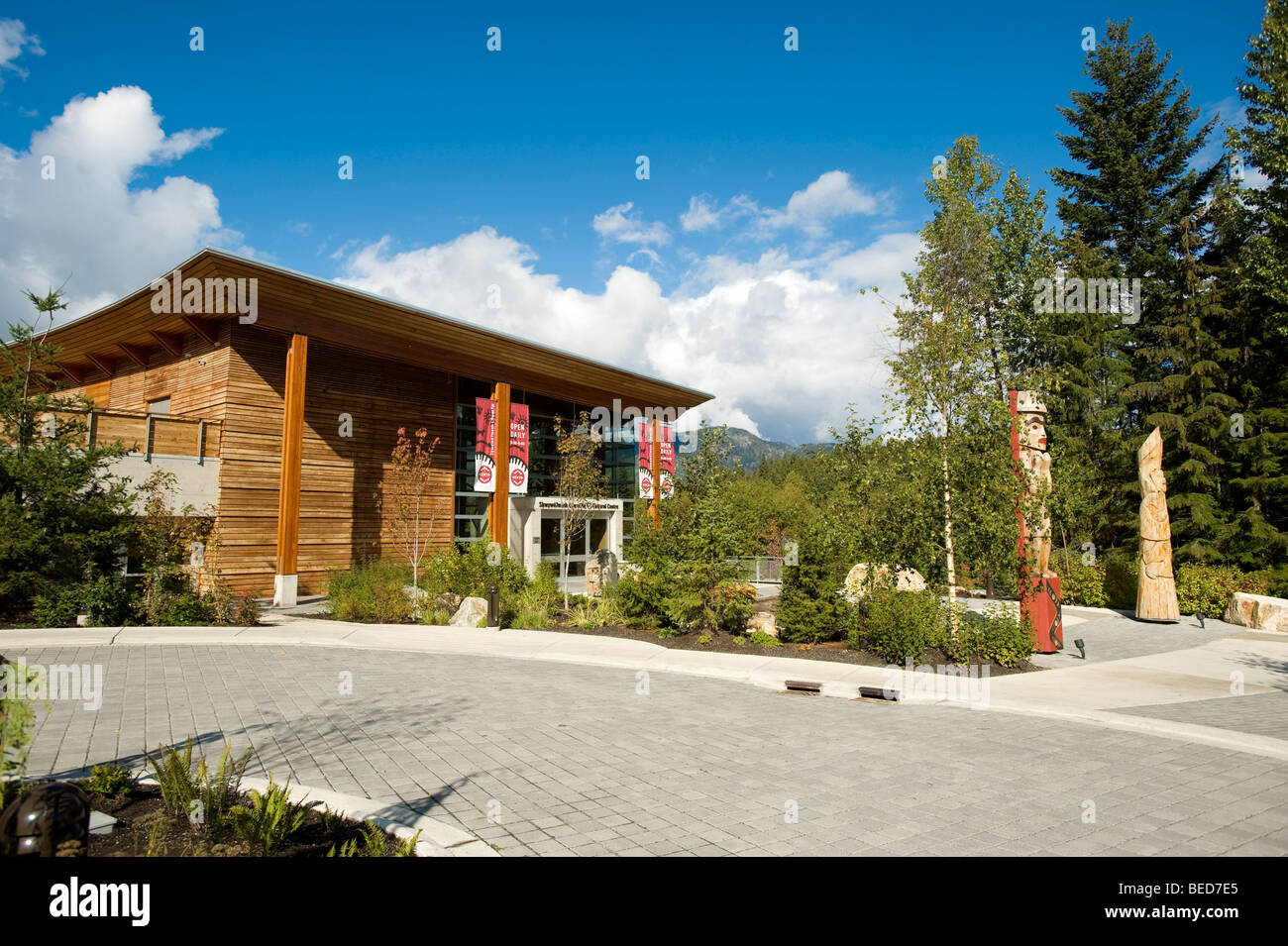 Totem nella parte anteriore del Lil' wat nativo centro culturale. Whistler BC, Canada Foto Stock