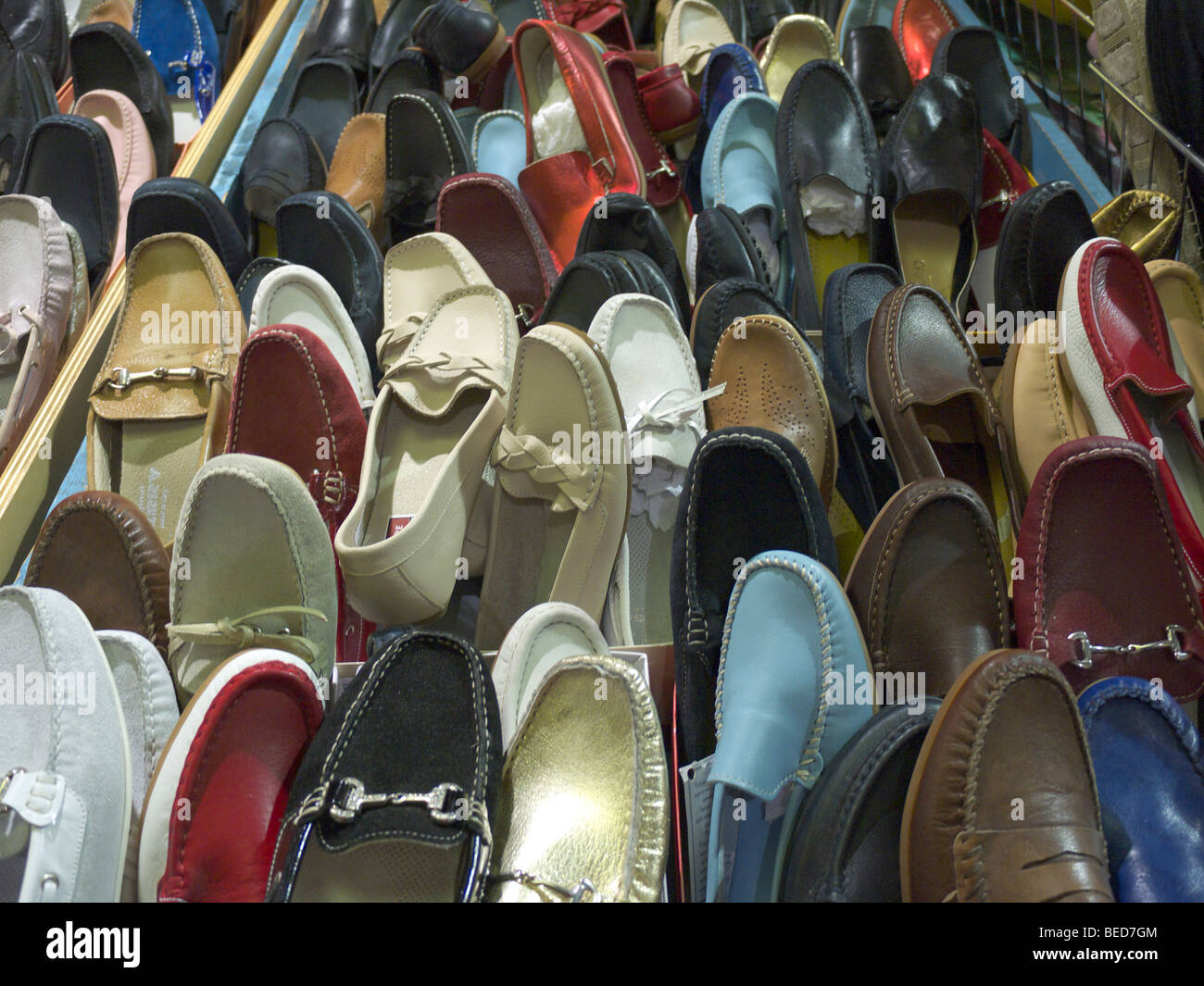Italiano di scarpe di cuoio in vendita a Sorrento nel Golfo di Napoli Italia  Foto stock - Alamy