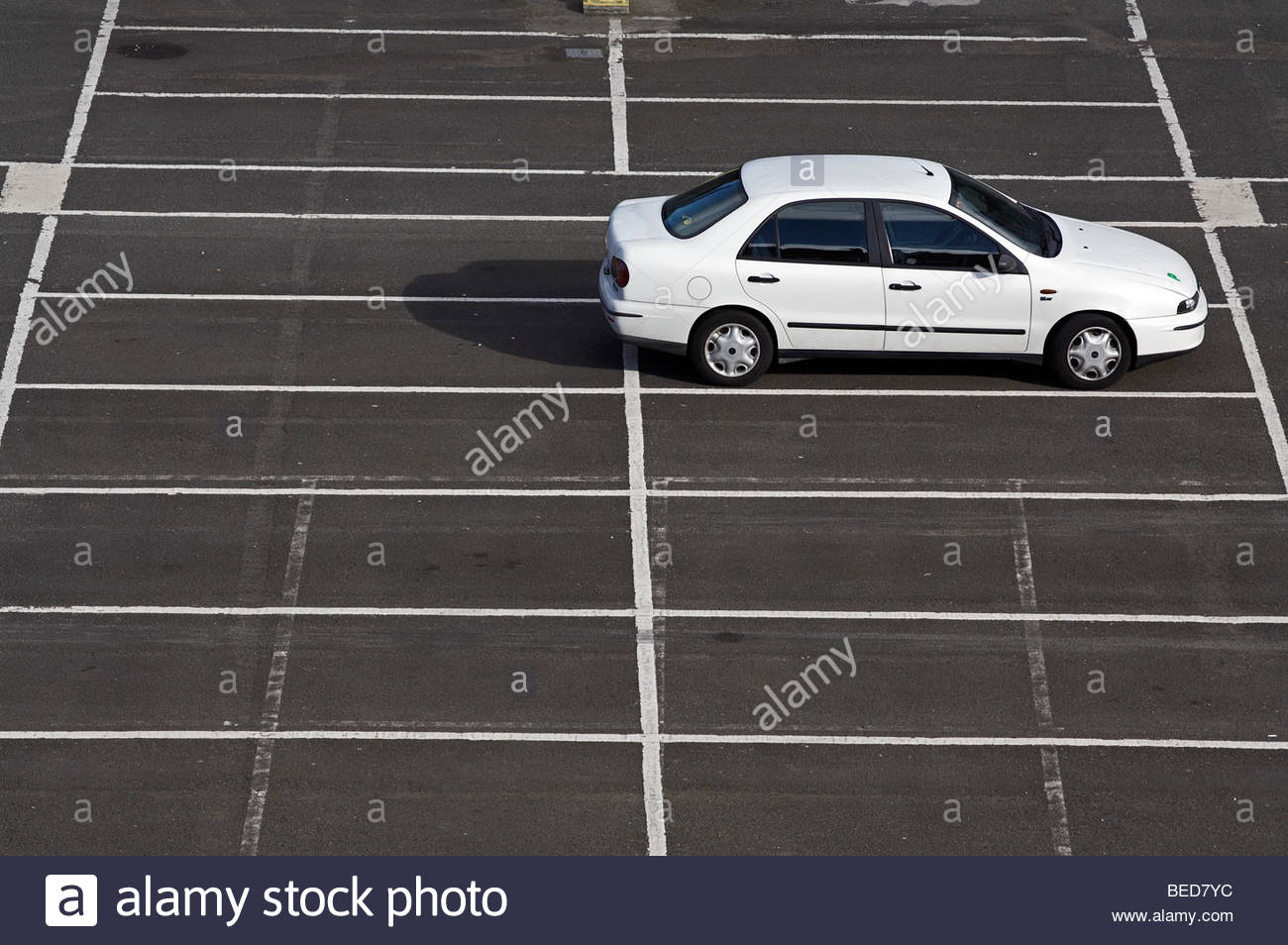 Singola bianco auto in parcheggio Foto Stock