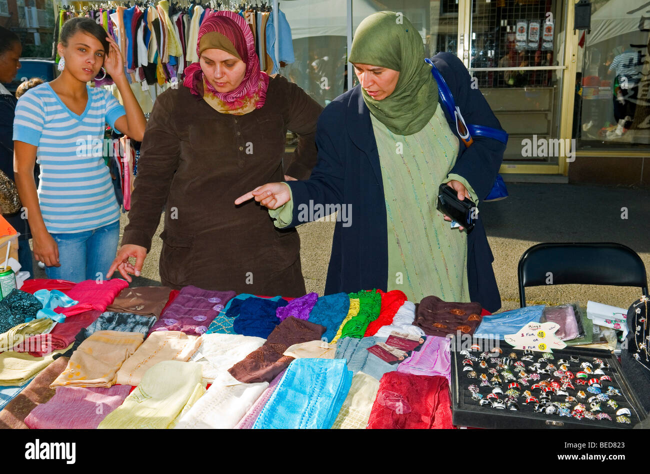 Fiera di strada nel nuovo Petit settore del Maghreb a Montreal in Canada Foto Stock