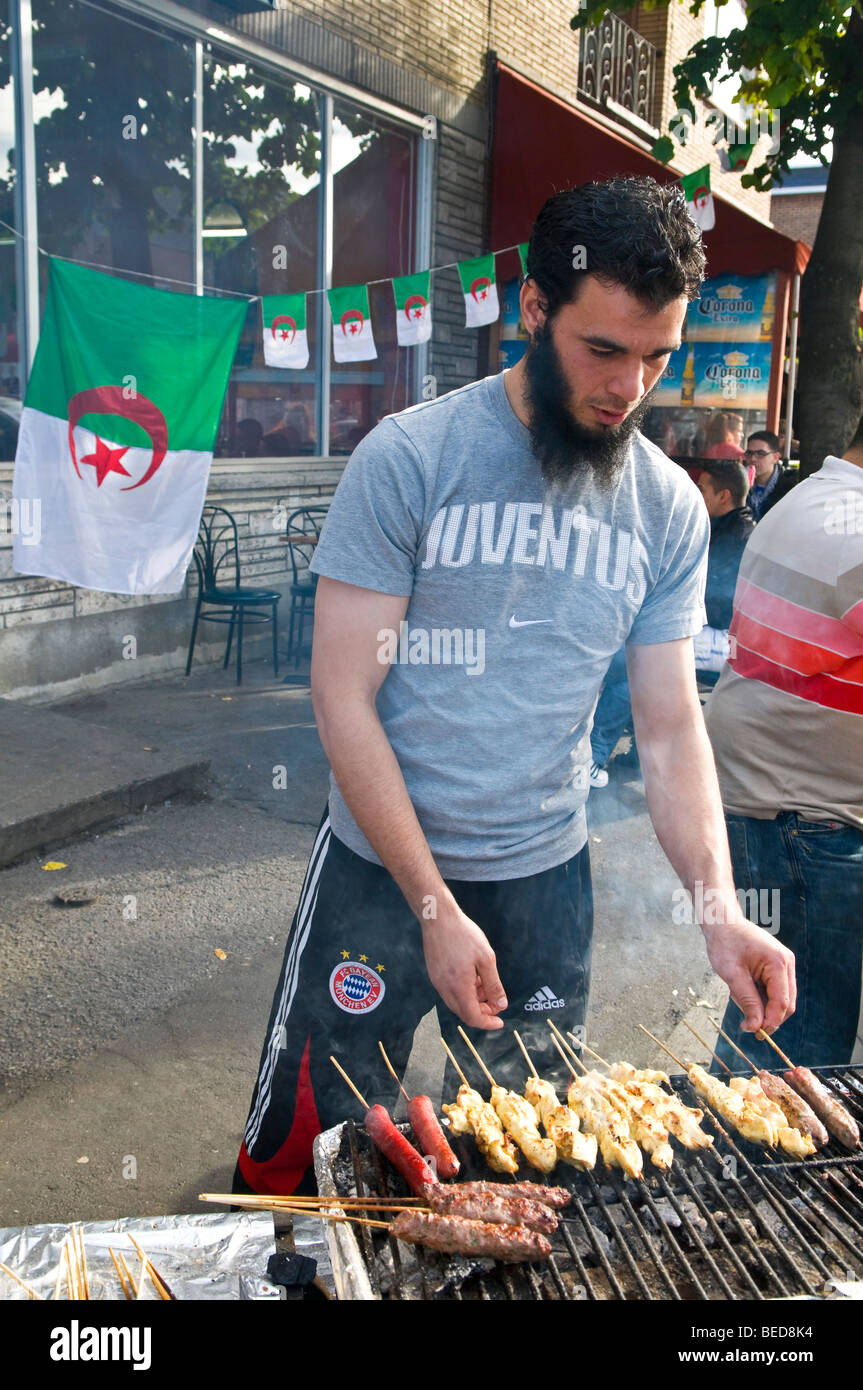 La vendita di kebab tradizionale nel corso di una fiera di strada in un piccolo settore del Maghreb di Montreal Foto Stock