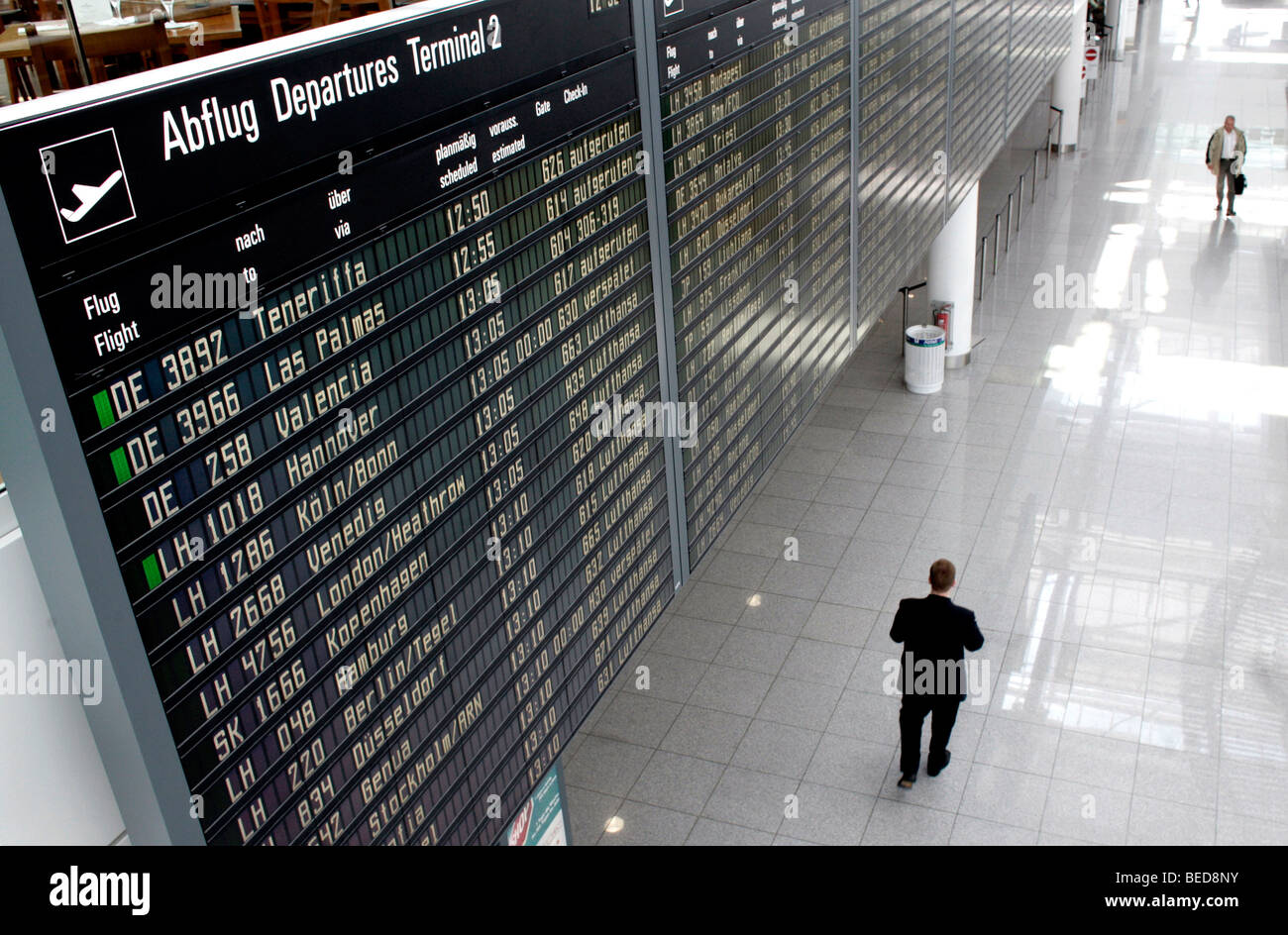 Scheda Informazioni elencando gli orari di partenza presso il Terminal 2 dell'aeroporto di Monaco Franz-Josef-Strauss, Aeroporto di Monaco di Baviera, Ge Foto Stock