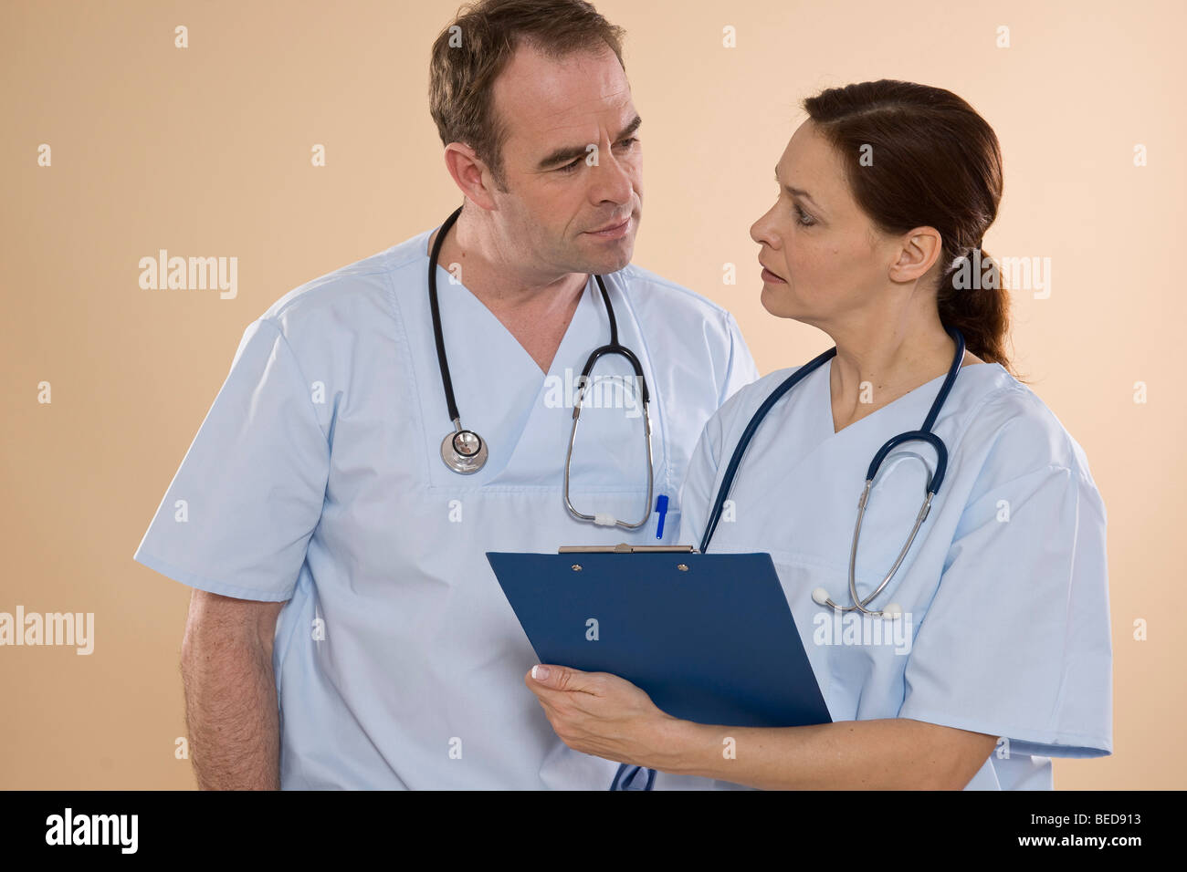 Due medici parlando del paziente i risultati della Foto Stock