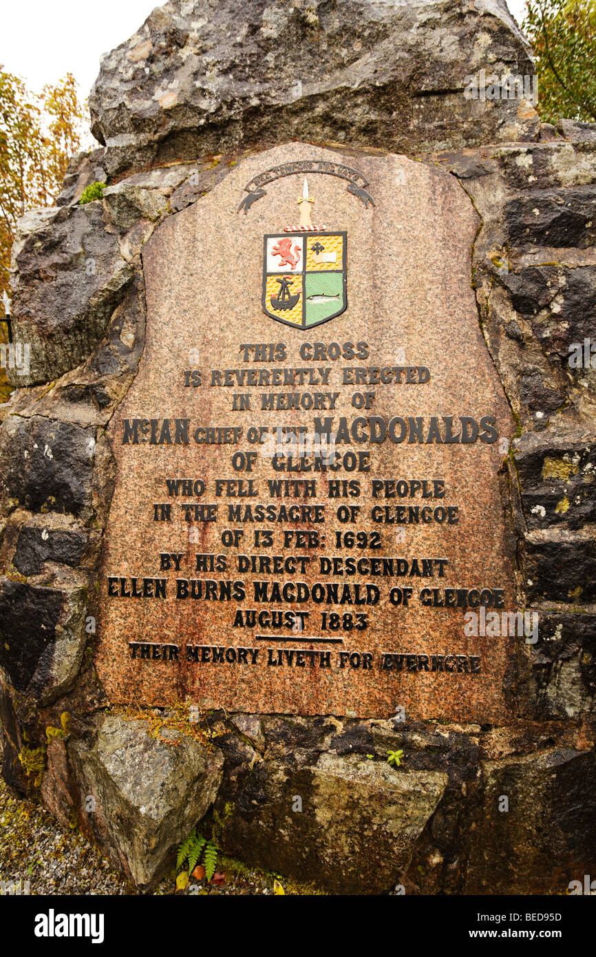 Monumento a McIan, capo del clan MacDonalds, in memoria del massacro di Glencoe del 13 febbraio 1692. Nel villaggio di Glencoe, Argyll, Scozia Foto Stock