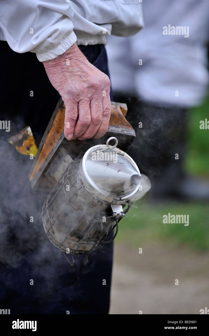 Fumo da curling, ugello di bee fumatore Foto Stock