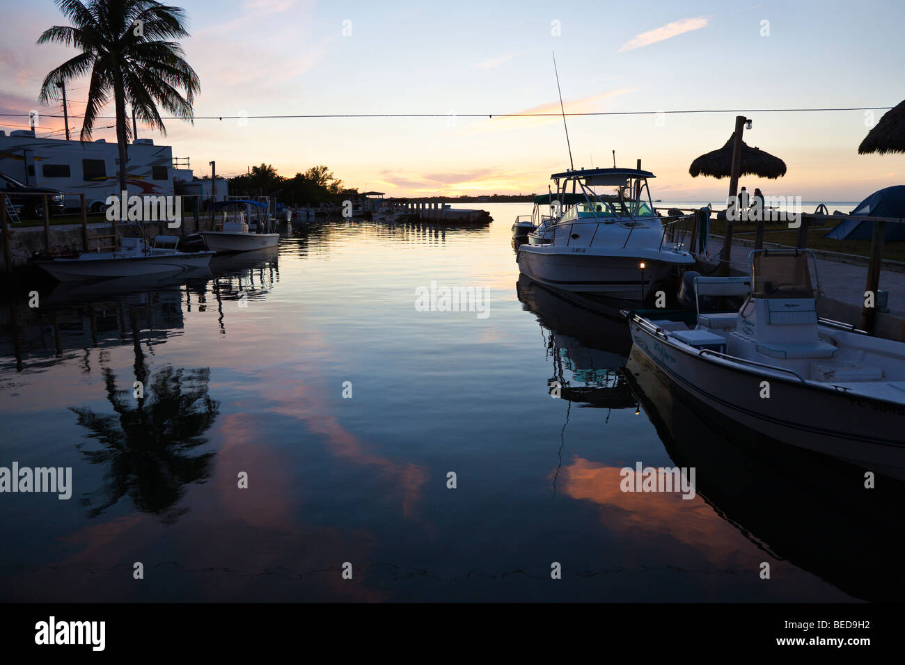 Marina per le barche private in chiave di maratona, Florida al crepuscolo. Foto Stock