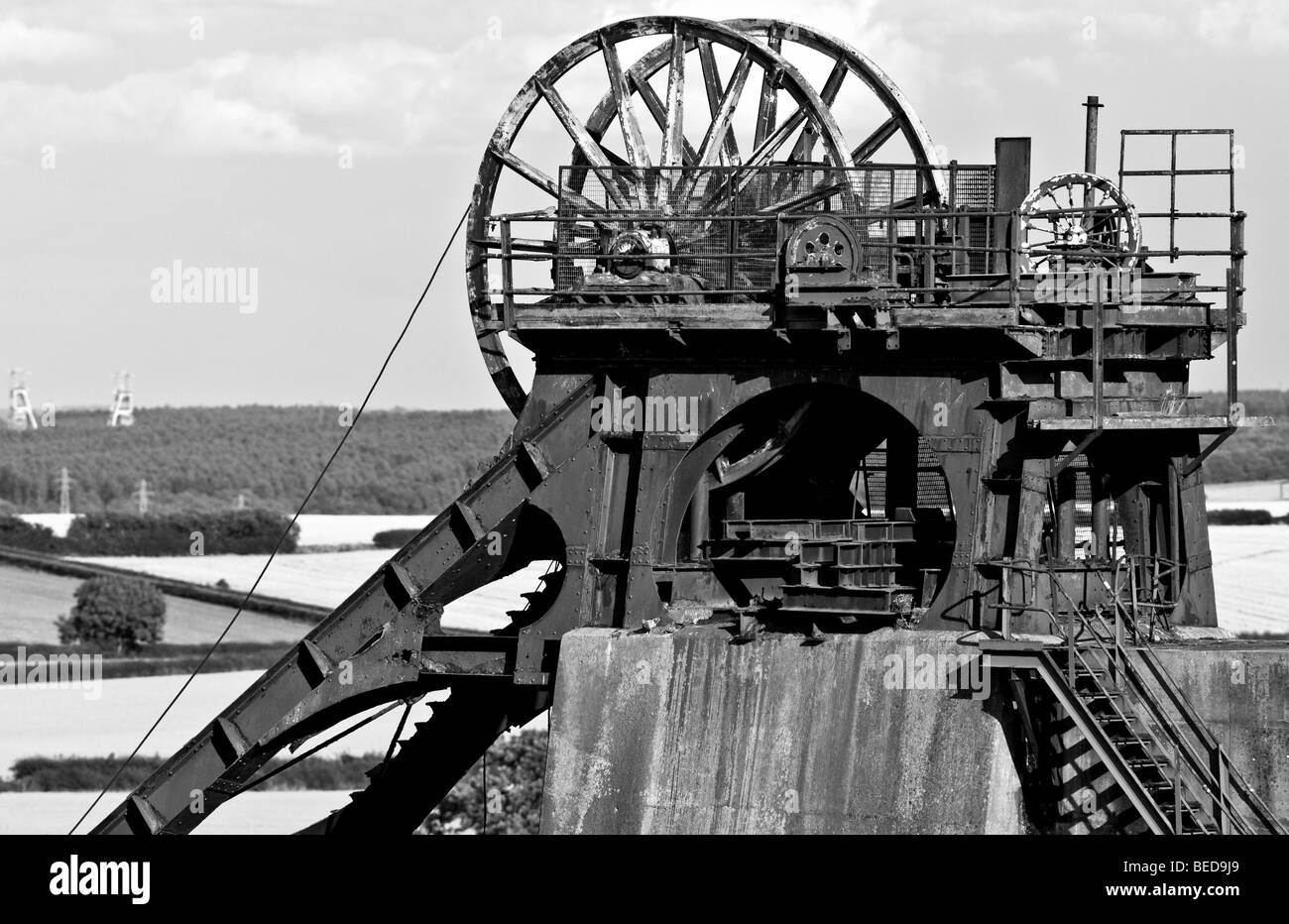Pleasley colliery in disuso le ruote di avvolgimento in bianco e nero Foto Stock