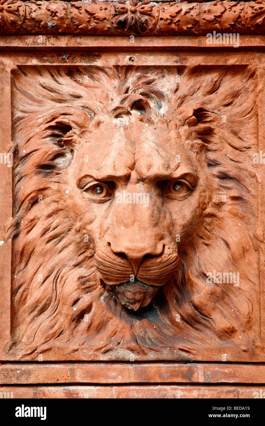 La scultura in pietra del leone la faccia e mane nella colonna a Flagler College di St. Augustine, Florida, Stati Uniti d'America Foto Stock