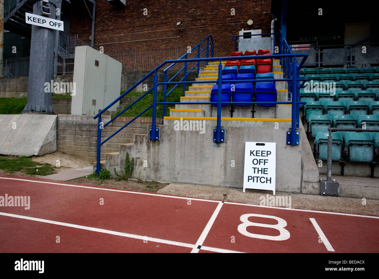 Indicazioni per raccontare la gente di mantenere spento il passo al Withdean calcio e Athletics Stadium, Brighton East Sussex, Regno Unito. Foto Stock