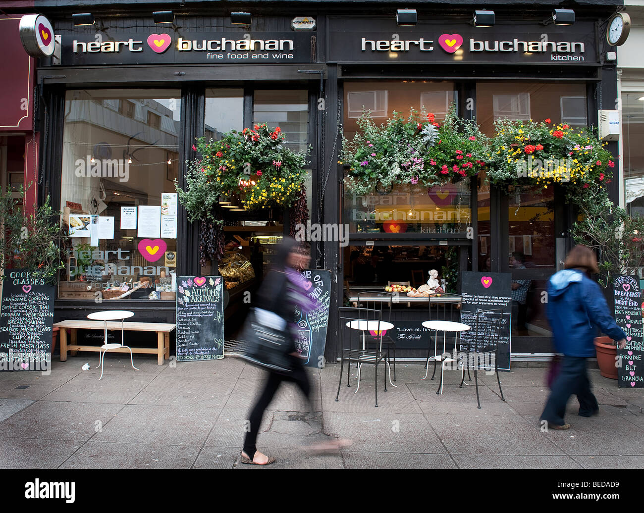 Vista esterna del cuore Buchanan delicatessen e cafe su Byres Road nel West End di Glasgow, Scozia. Foto Stock