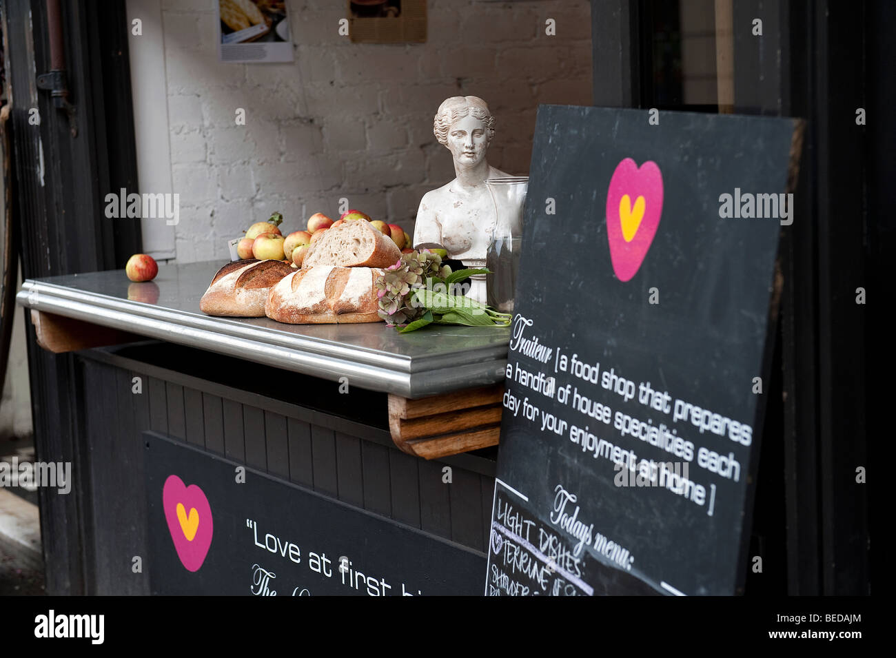 Blackboard segni e menu al di fuori di cuore Buchanan delicatessen e cafe su Byres Road nel West End di Glasgow. Foto Stock