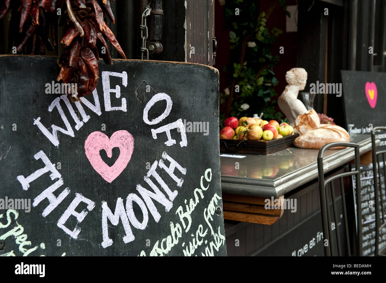 Blackboard segni e menu al di fuori di cuore Buchanan delicatessen e cafe su Byres Road nel West End di Glasgow. Foto Stock