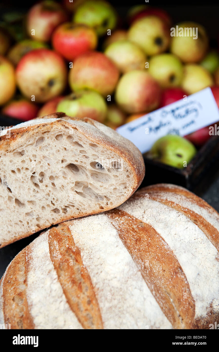 Pane di pasta acida e mele biologiche per la vendita nel cuore Buchanan deli nel West End di Glasgow, Scozia. Foto Stock