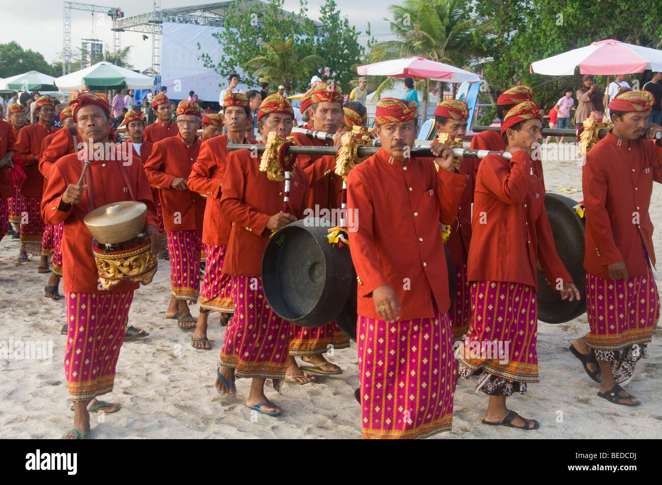 Musicisti tradizionali a un funerale in Bali Indonesia Foto Stock