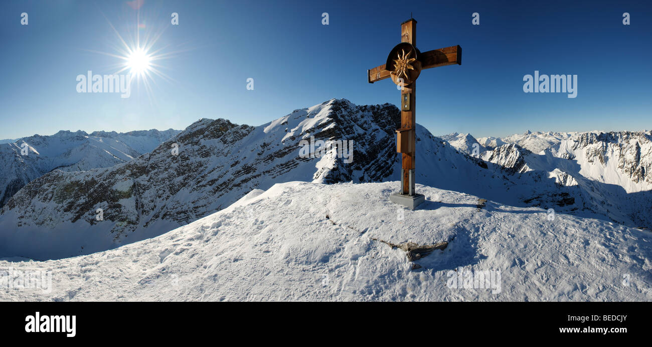 Croce di vetta del Monte Steinkarspitze, panorama di montagna, Kelmen, Namlos, Ausserfern, Tirolo, Austria, Europa Foto Stock