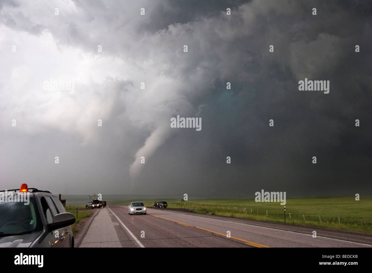 Storm Chasers con Progetto Vortex 2 guarda un tornado attraversare l'autostrada in Gosen County, Wyoming USA, Giugno 5, 2009. Foto Stock