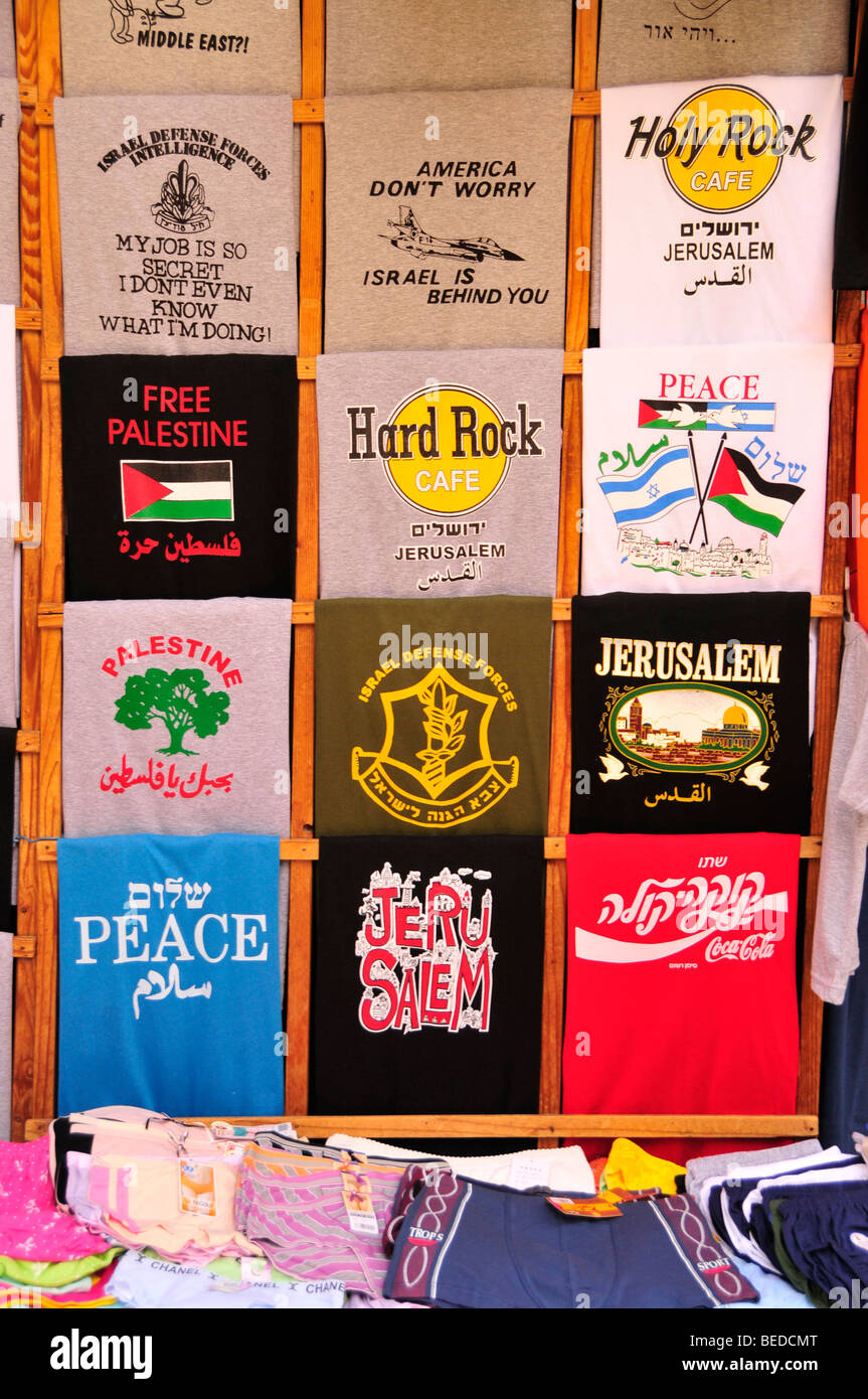 Stampato T-shirts, libera la Palestina, in un negozio di il Suq, mercato nel quartiere musulmano, Gerusalemme, Israele, il Vicino Oriente, Orient Foto Stock