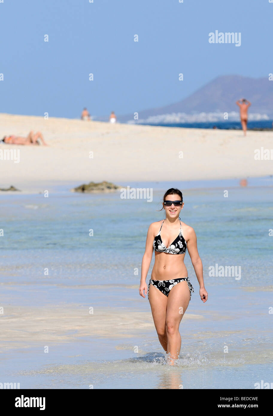 Ragazza camminare su Playa de la spiaggia Corralejo, Fuerteventura, Isole  Canarie, Spagna, Europa Foto stock - Alamy