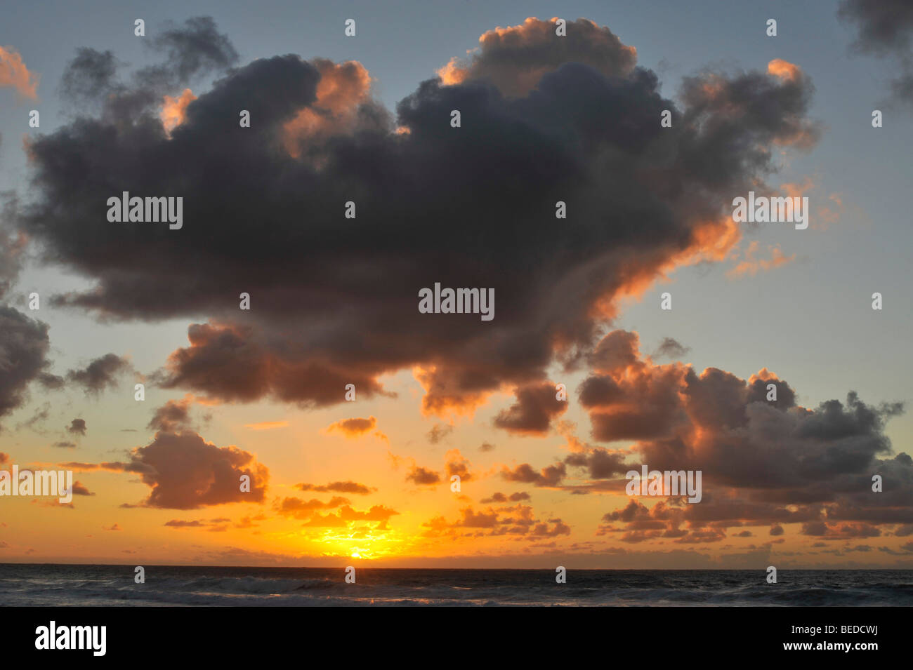 Cielo velato sopra l'Oceano Atlantico, Fuerteventura, Isole Canarie, Spagna, Europa Foto Stock
