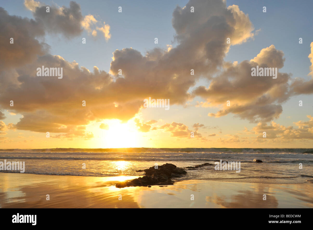 Il tramonto e il cielo velato riflesso nell'Oceano Atlantico, Fuerteventura, Isole Canarie, Spagna, Europa Foto Stock