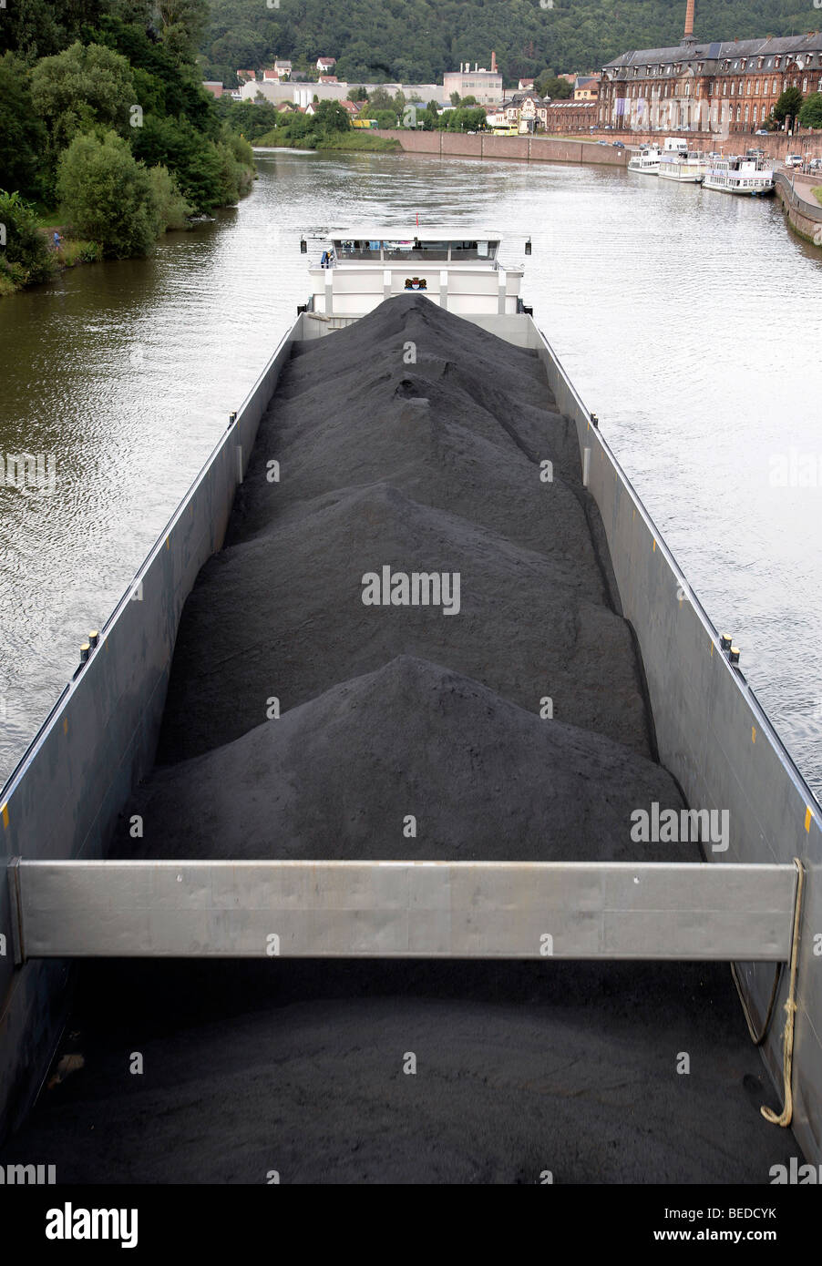 Nave caricata con carbone sul fiume Saar a Mettlach, Saarland, Germania, Europa Foto Stock