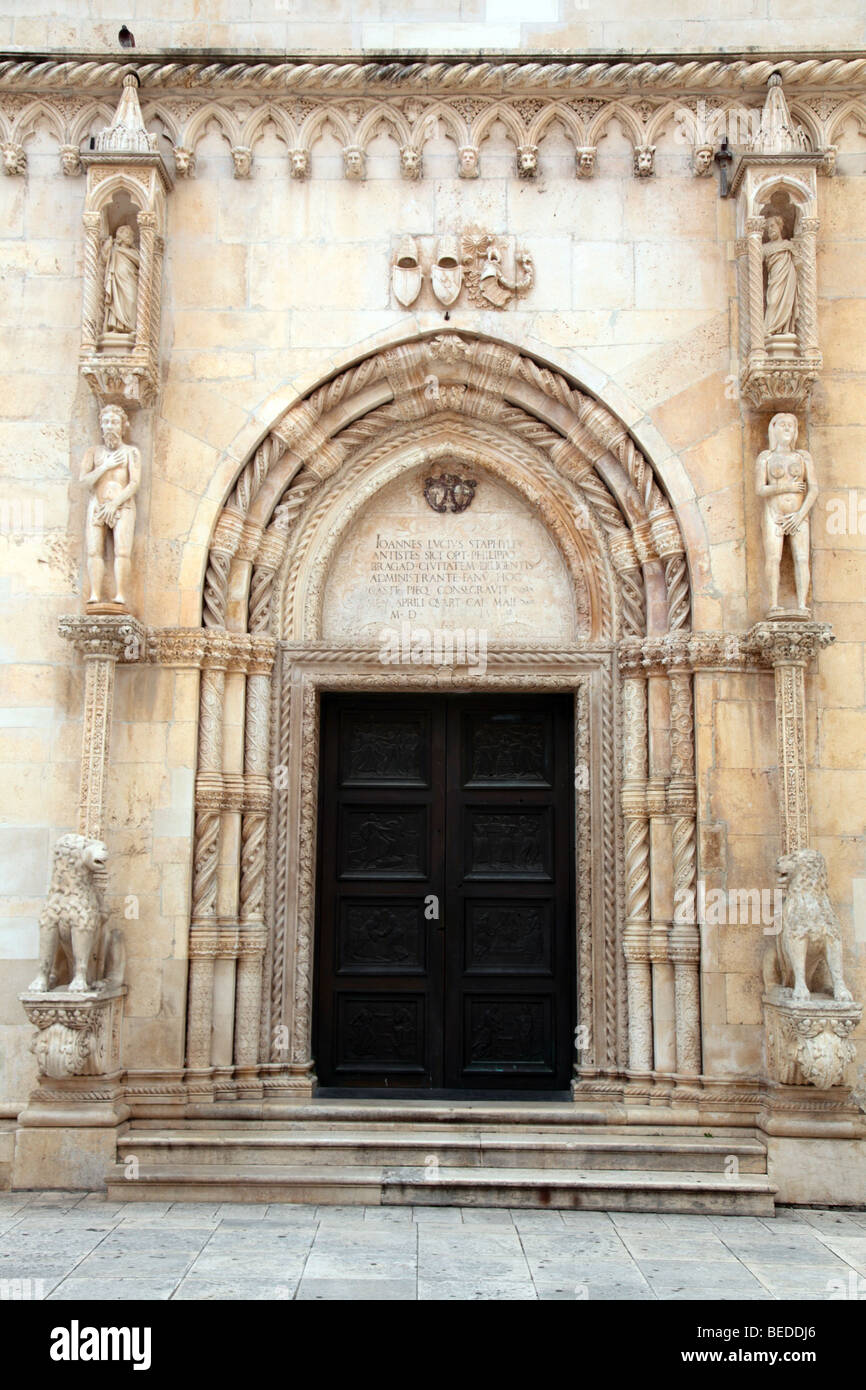 Porta Est del portale della Cattedrale di San Giacomo di Sibenik, Croazia Foto Stock