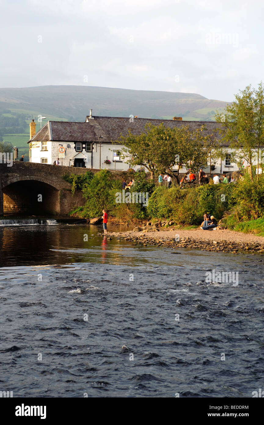 Il Bridgend Pub e il vecchio ponte sul fiume Usk a Crickhowell, Powys Mid Wales UK Foto Stock