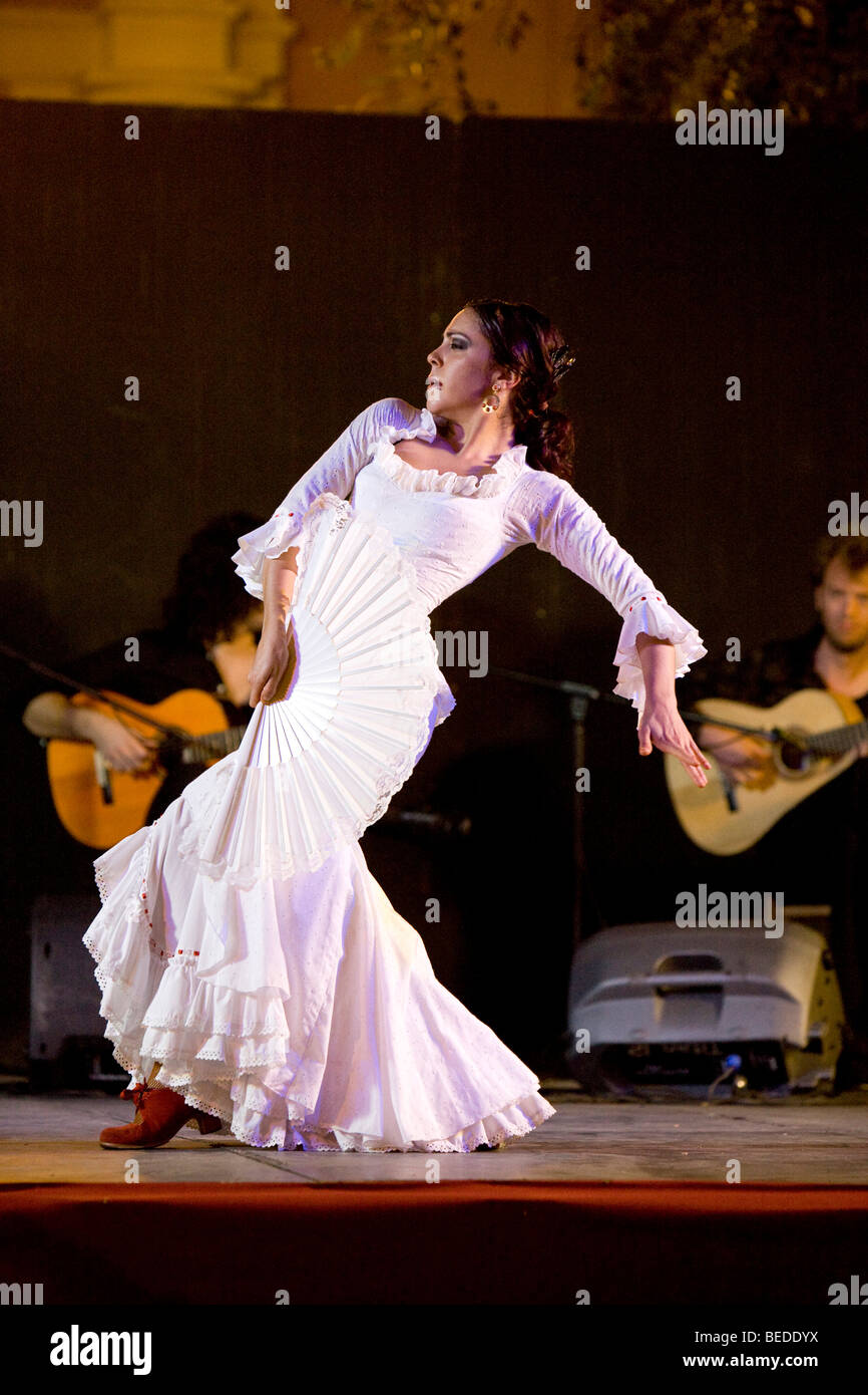 Ballerina di flamenco di siviglia immagini e fotografie stock ad alta  risoluzione - Alamy