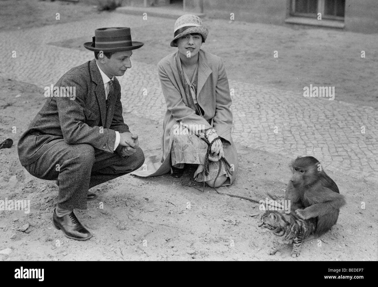 Fotografia storica, giovane con una scimmia, circa 1926 Foto Stock