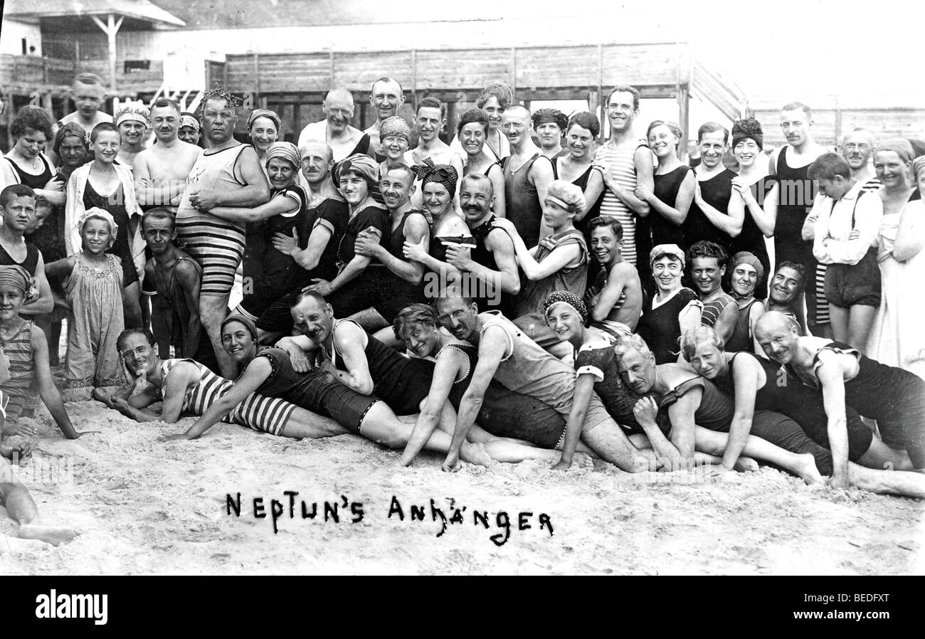 Fotografia storica, felice gruppo di nuotatori, Mar Baltico, intorno al 1930 Foto Stock