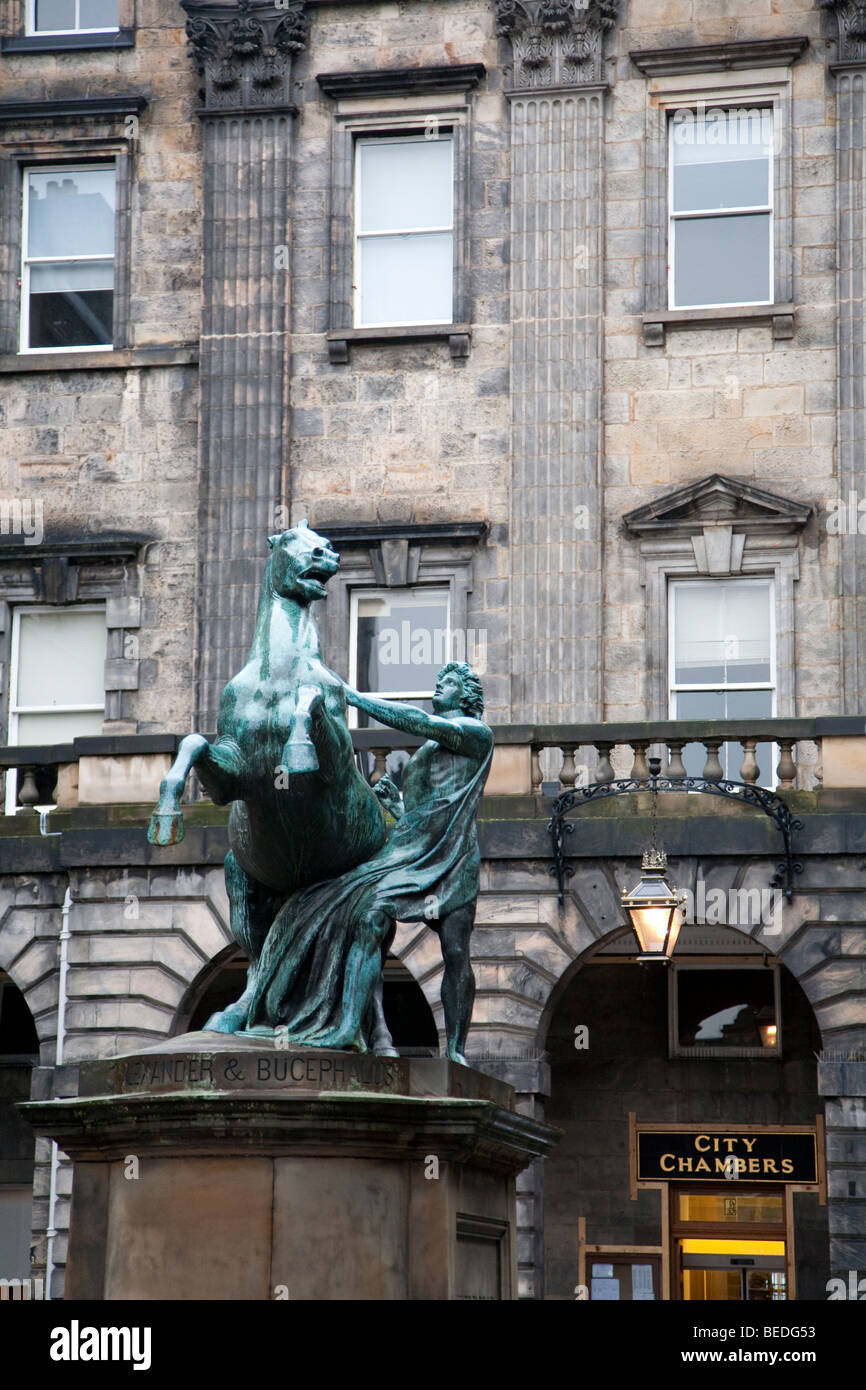 Alexander e Bucephalus statua presso la City Chambers, Edimburgo, Scozia Foto Stock