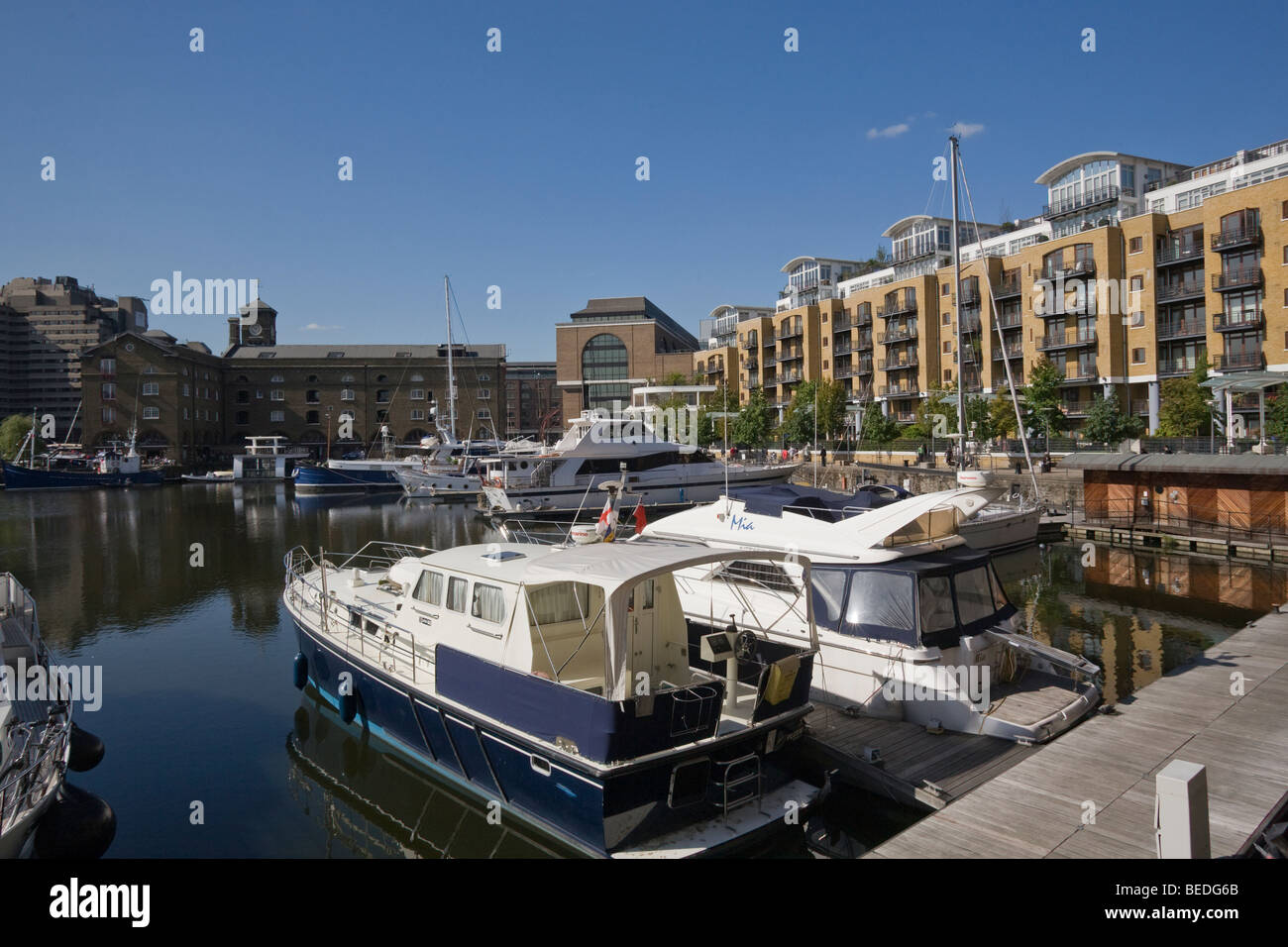 St Katherine's Dock dalla Torre di Londra GB UK Foto Stock