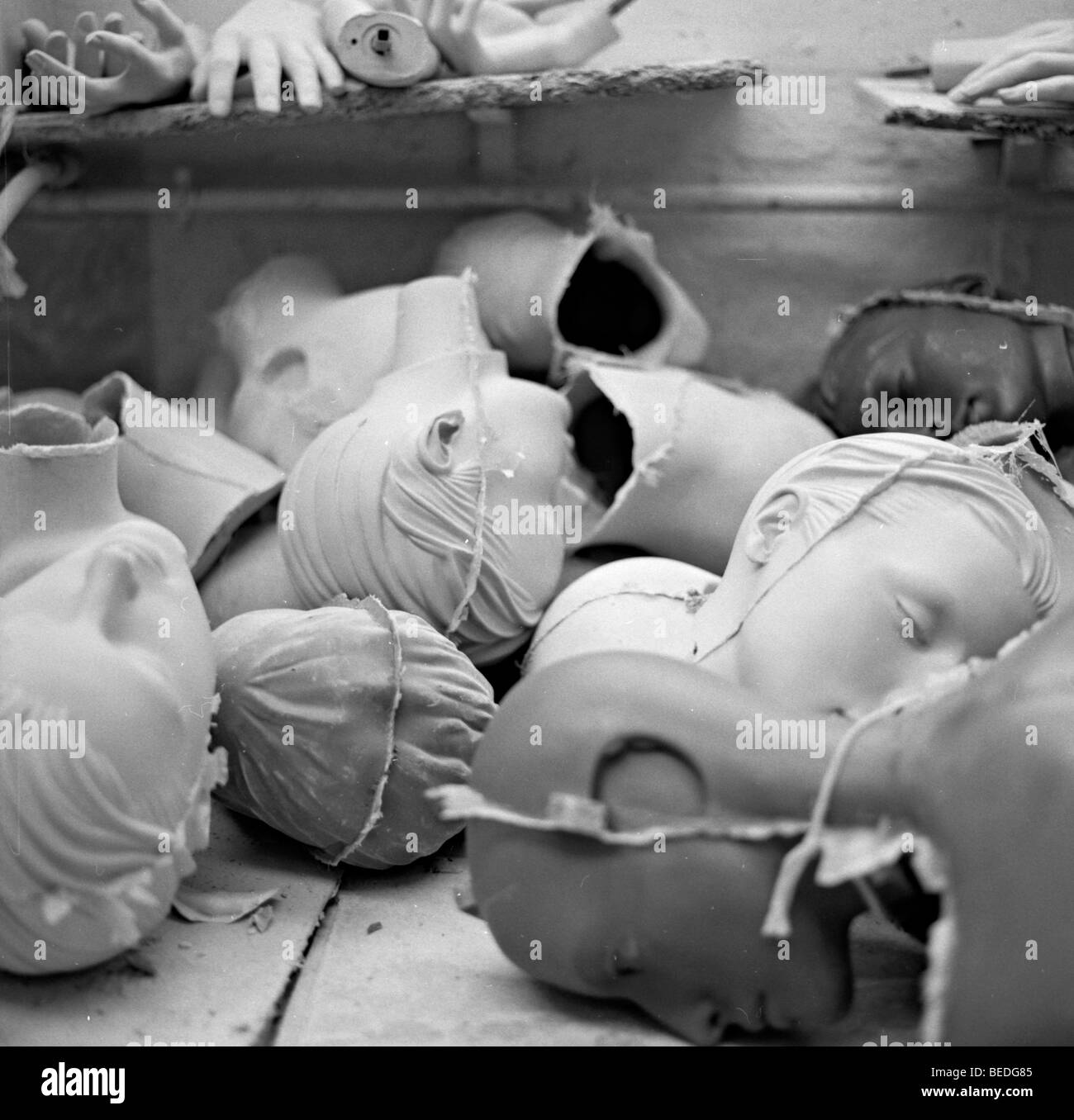 Un negozio pieno di corpi di modelle, teste, gambe e braccia. Scatole piene di parti del manichino.in bianco e nero. Foto Stock