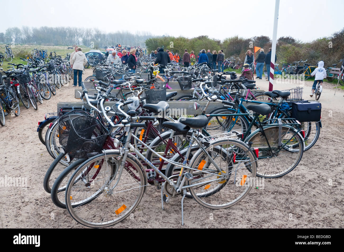Biciclette sostare vicino alla spiaggia olandese di North Sea resort città di Renesse. Foto Stock