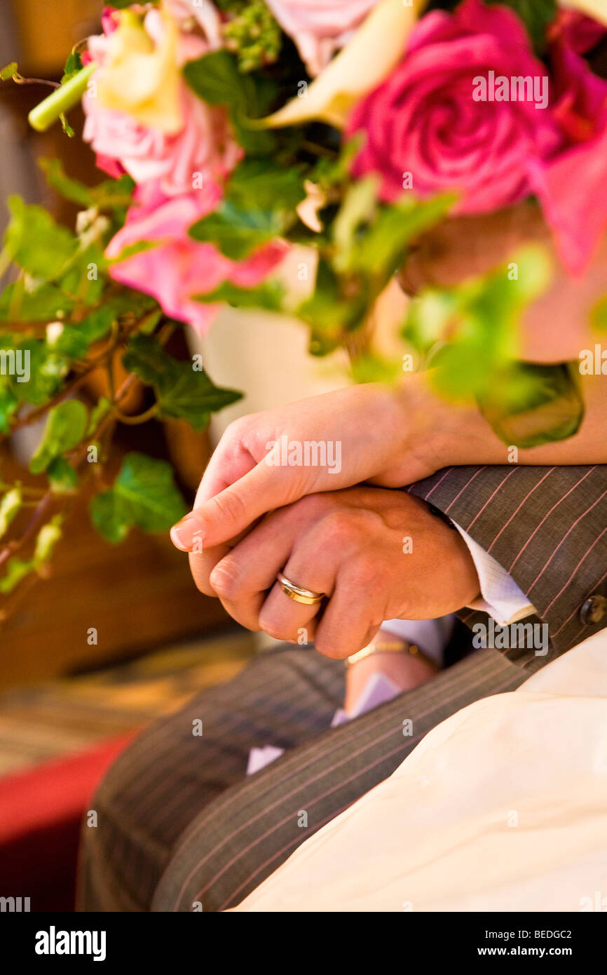 Sposa e lo sposo tenendo le mani Foto Stock