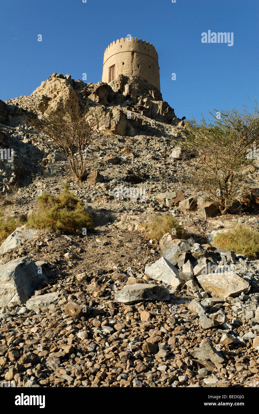 Storica torre di guardia in Hatta oasi, Emirato di Dubai, Emirati Arabi Uniti, Arabia, Vicino Oriente Foto Stock