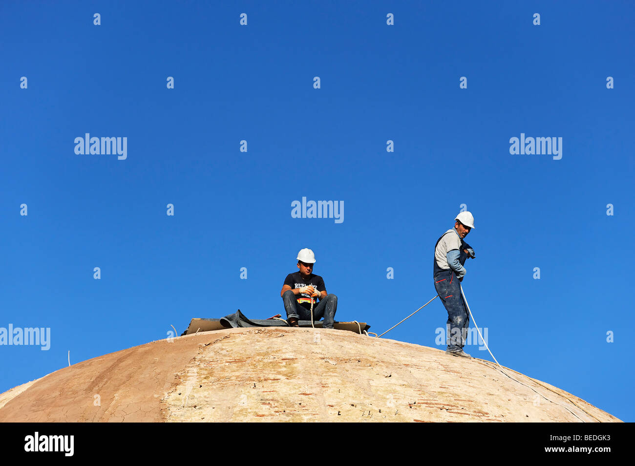 Operai sulla parte superiore di una cupola della moschea di Istanbul Foto Stock