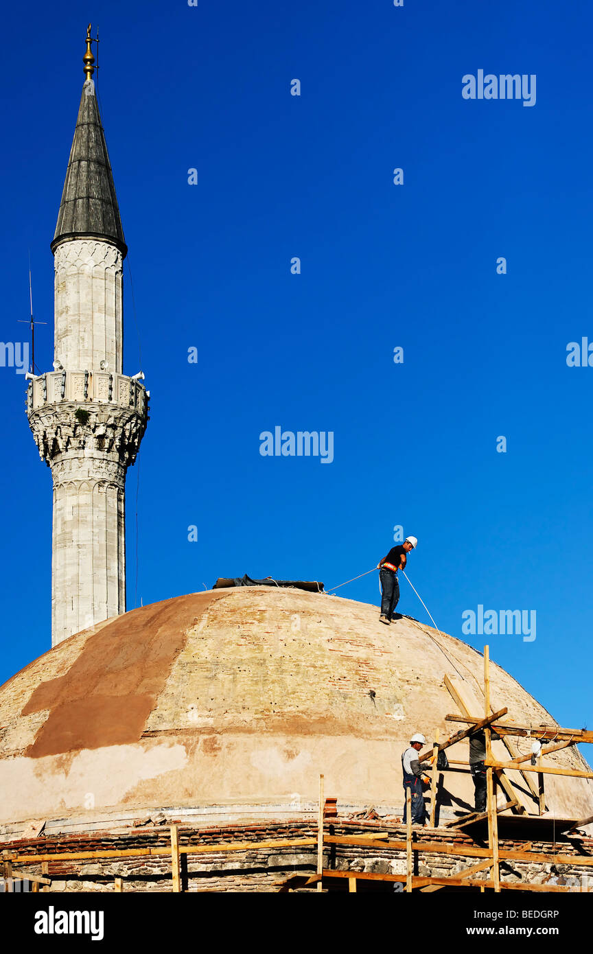 I lavori di riparazione in corso sulla cupola di una moschea nel quartiere di Beyoglu di Istanbul, Turchia Foto Stock