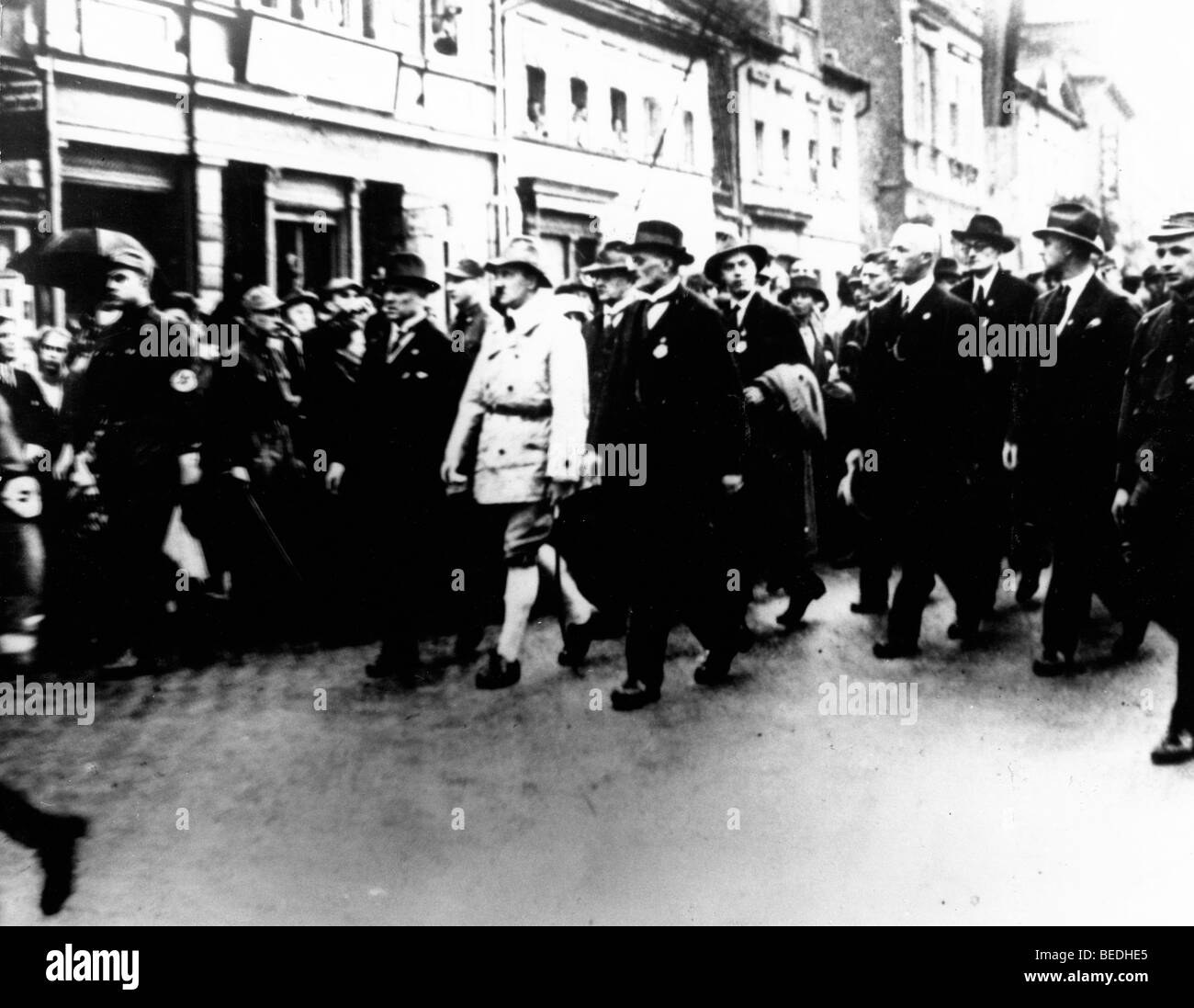 Adolf Hitler con Rudolf Hess e Erich Ludendorff a un nazista marzo nel 1926 Foto Stock