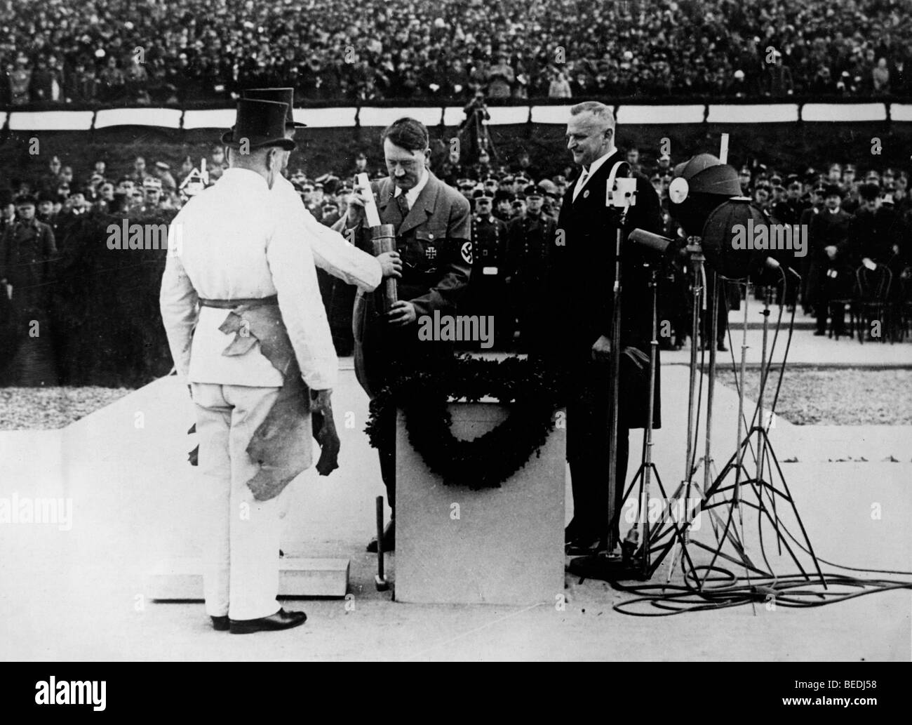 Adolf Hitler durante una cerimonia inaugurando un monumento di Richard Wagner Foto Stock