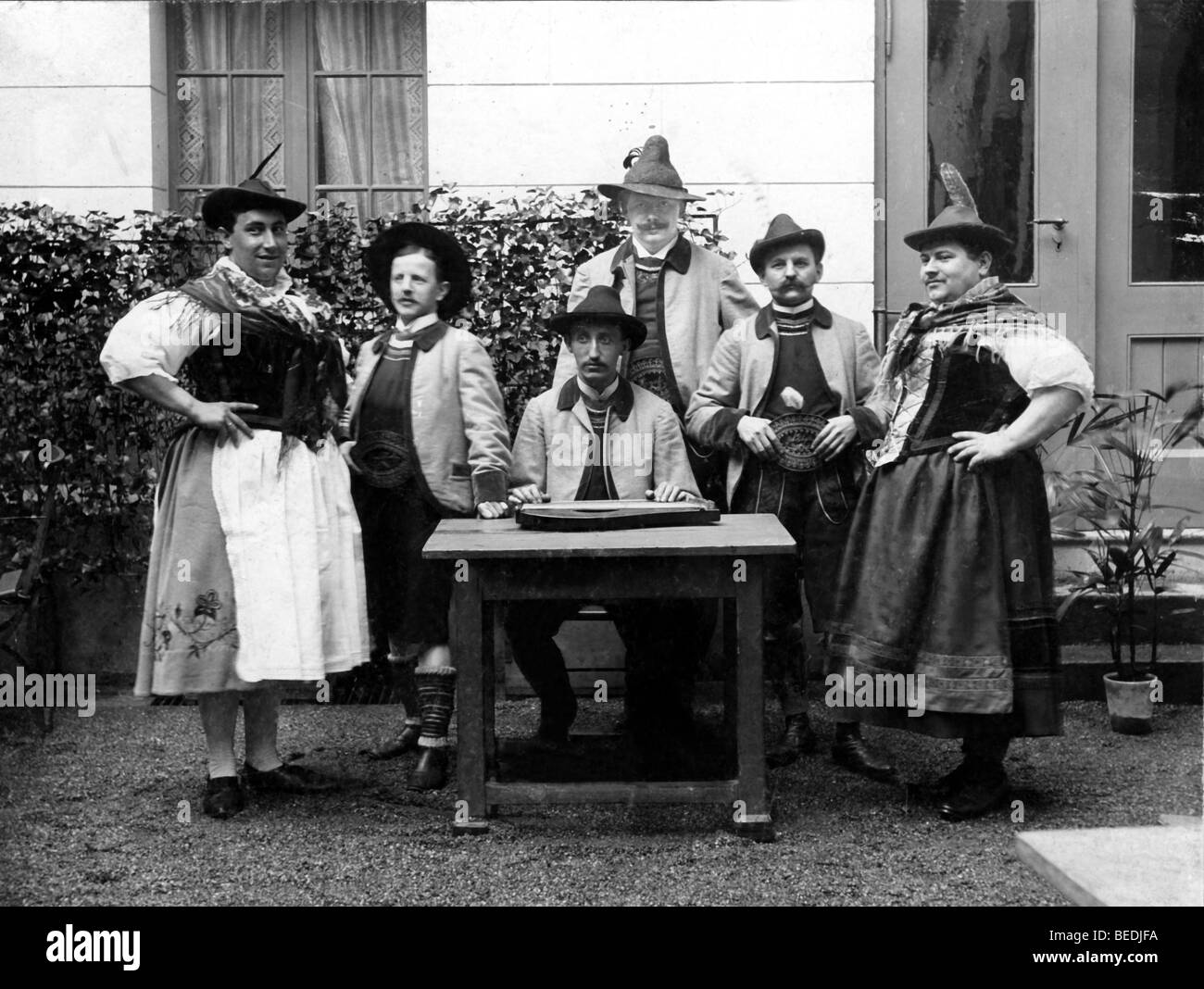 Fotografia storica, uomini, alcuni travestiti da donne, intorno al 1910, il Land della Baviera, Germania Foto Stock