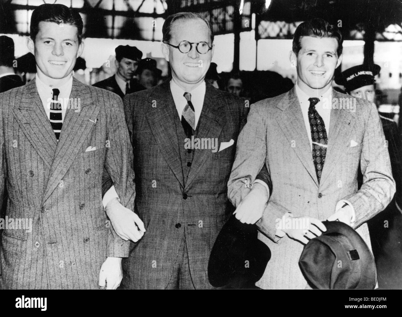 Da sinistra, John Kennedy, Joseph Kennedy Suor, Joseph Kennedy Jr. sorriso con bracci collegati. Foto Stock