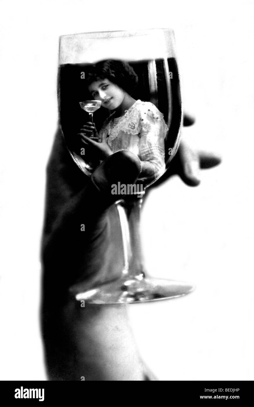 Fotografia storica, di mano in mano un bicchiere di vino, intorno al 1910 Foto Stock