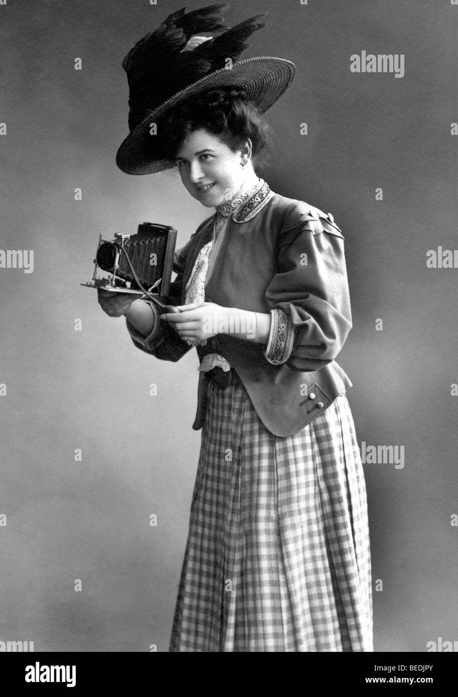 Fotografia storica, donna con una telecamera, attorno al 1915 Foto Stock