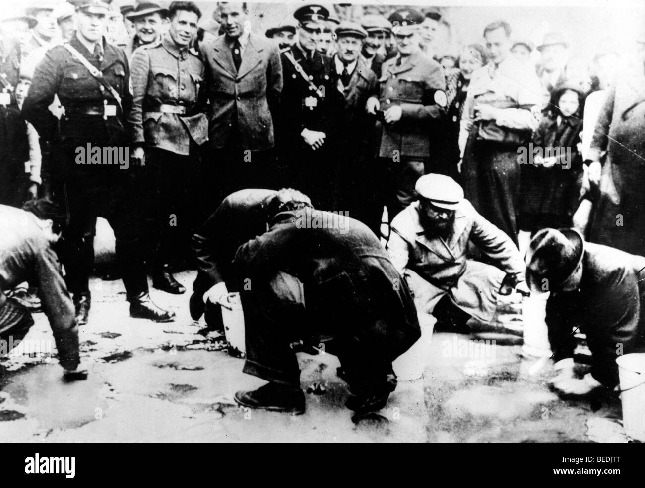 Viennese di ebrei costretti ad eseguire lo scrubbing della strada Foto Stock