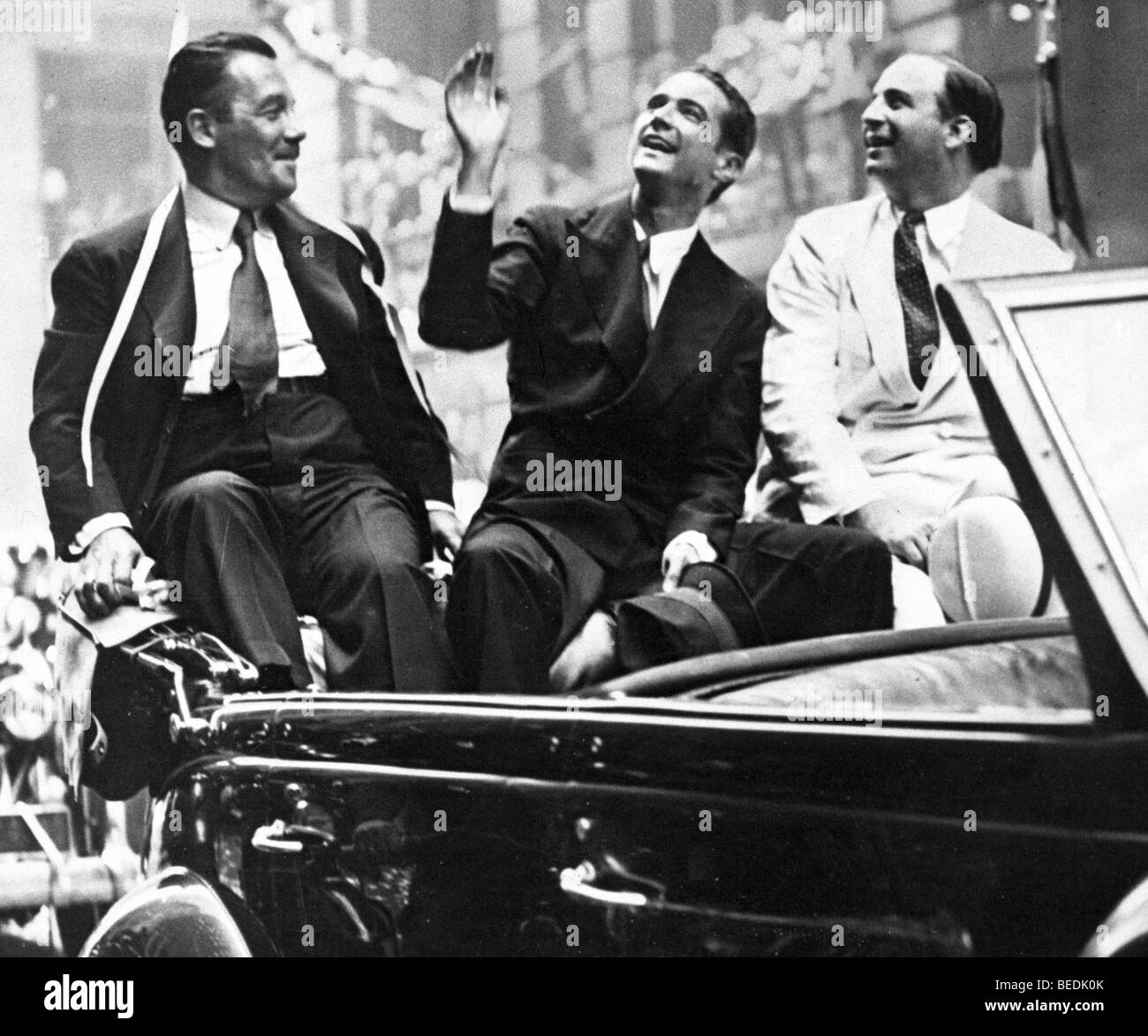 Howard Hughes onde da folla dopo che ha stabilito un nuovo record Foto Stock