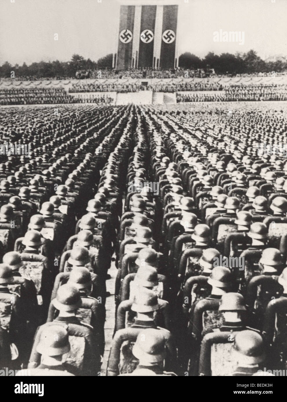 Hitler soldati dell esercito schierate per ascoltare un discorso durante la Seconda Guerra Mondiale. Foto Stock