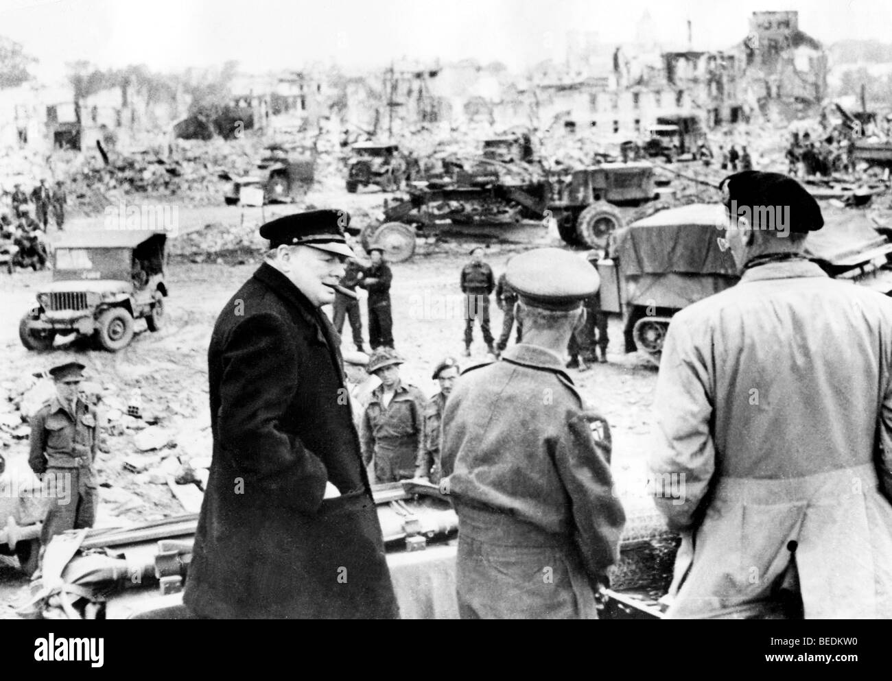 5528742 (900324) Winston Churchill , britischer Politiker , Premierminister , mit Zigarre , bei einem Truppenbesuch in Caen im Foto Stock